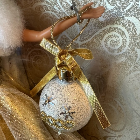 2000 Celebration Barbie - Picture 6 of 10